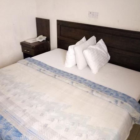 Hotel Benizia Asaba Exterior photo